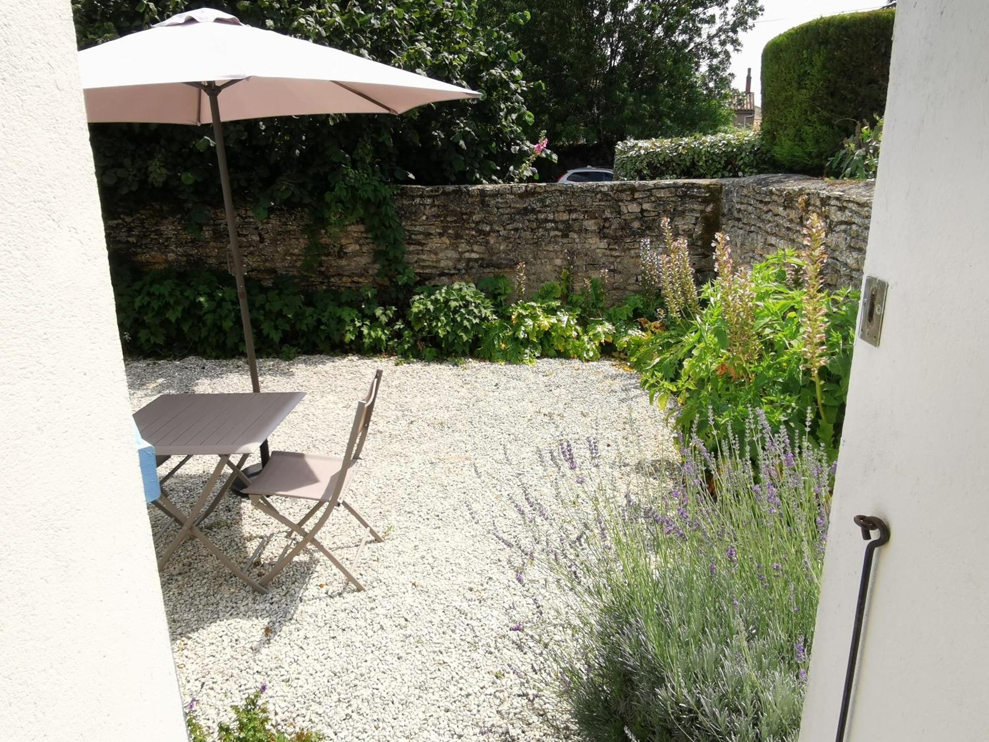 L'Enclos Bleu, Gite - Marais Poitevin Avec Piscine Chauffee Chaille-Les-Marais Exterior photo